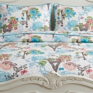 FRENCH EFFLE TOWER & PARIS QUILT AND PILLOW SHAMS.QUEEN SIZE.